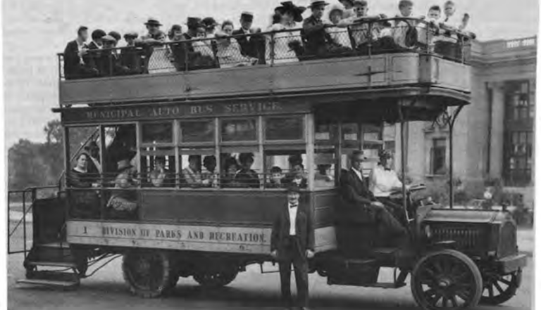 Municipal Auto Bus outside the Jefferson Memorial Building